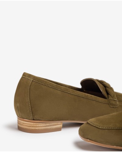 MOCASIN DE ANTE BOSTON-KS OLIVE PARTE EXTERIOR PIEL PARTE INTERIOR PIEL Y TEJIDO PUNTERA CUADRADA SUELA GOMA ANTIDESLIZANTE