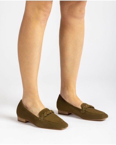 MOCASIN DE ANTE BOSTON-KS OLIVE PARTE EXTERIOR PIEL PARTE INTERIOR PIEL Y TEJIDO PUNTERA CUADRADA SUELA GOMA ANTIDESLIZANTE